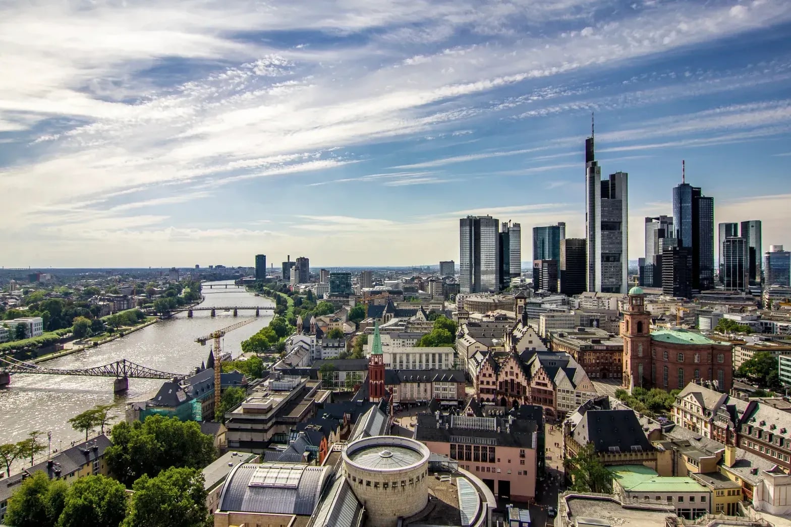 Digitales Marketing für Unternehmen in Frankfurt am Main, mit Fokus auf Roma und lokale Sichtbarkeit.